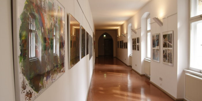 Foto: Galerie Etage 1 © Stadtverwaltung Erfurt Blick in einen Flur links und rechts mit Bilder