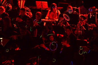 Musiker der Stadtharmonie Erfurt mit Leuchtelementen auf dem Kopf zum Konzert im Theater Erfurt unter dem Thema "symphonical electro" 