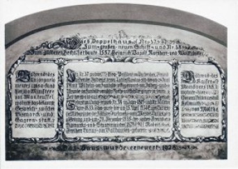 Steintafel mit Schrift 