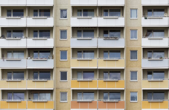 Foto eines Plattenbaus mit Balkonen