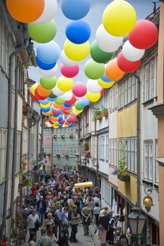 Luftballons hängen über der Krämerbrücke