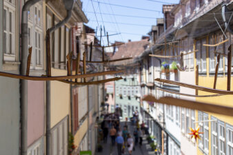 Hölzerne Bügel hängen über der Krämerbrücke