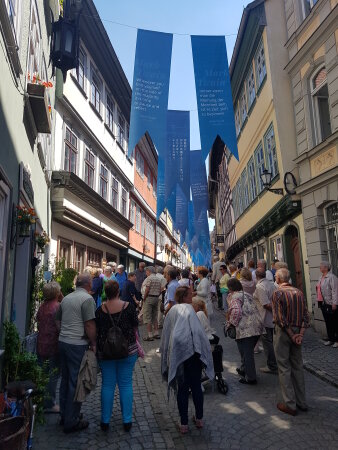 Blaue Fahnen hängen über der Krämerbrücke