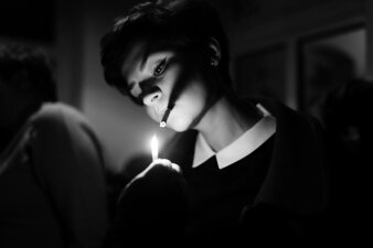 Foto einer Frau mit Zigarette