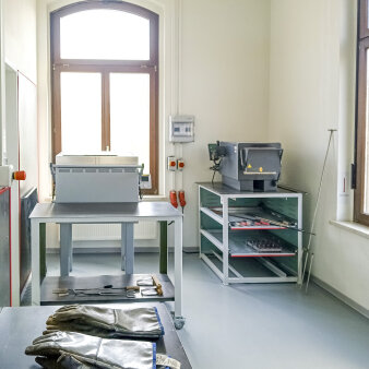 Mehrere Emaillebrennöfen in der Metall- und Emaillewerkstat