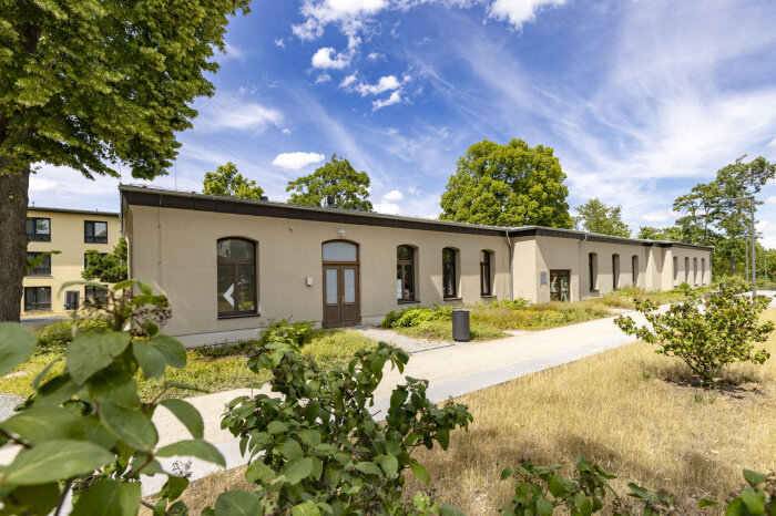 Künstlerwerkstätten Außenansicht Nr. 1 Künstlerwerkstätten Außenansicht im Sonnenschein