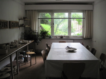 Tisch im Raum mit Regalen