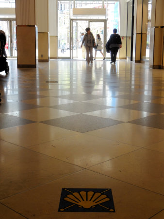 Im Einkaufszentrum, Pilgermuschel am Boden.