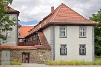 mehrere Gebäude mit Natursteinmauer eingefasst