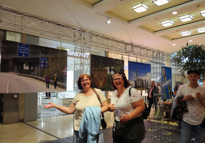Zwei Frauen vor Ausstellungstafeln