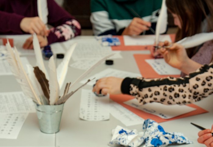 Stadtmuseum Museumspädagogik Kinderhände bei Schreibübungen