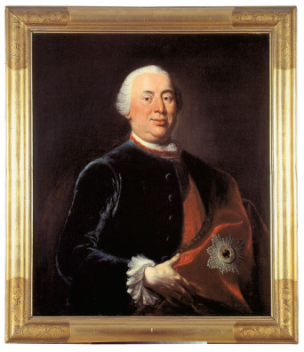 Gemälde eines älteren, wohlgenährten Herrn mit grauem Haar und dunkler Jacke. Am Kostüm ein prächtiger Orden. Das Bild gerahmt im Goldrahmen.