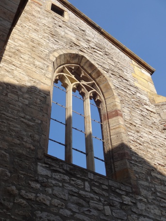 Fragment einer Kirchenmauer mit großem Fenster