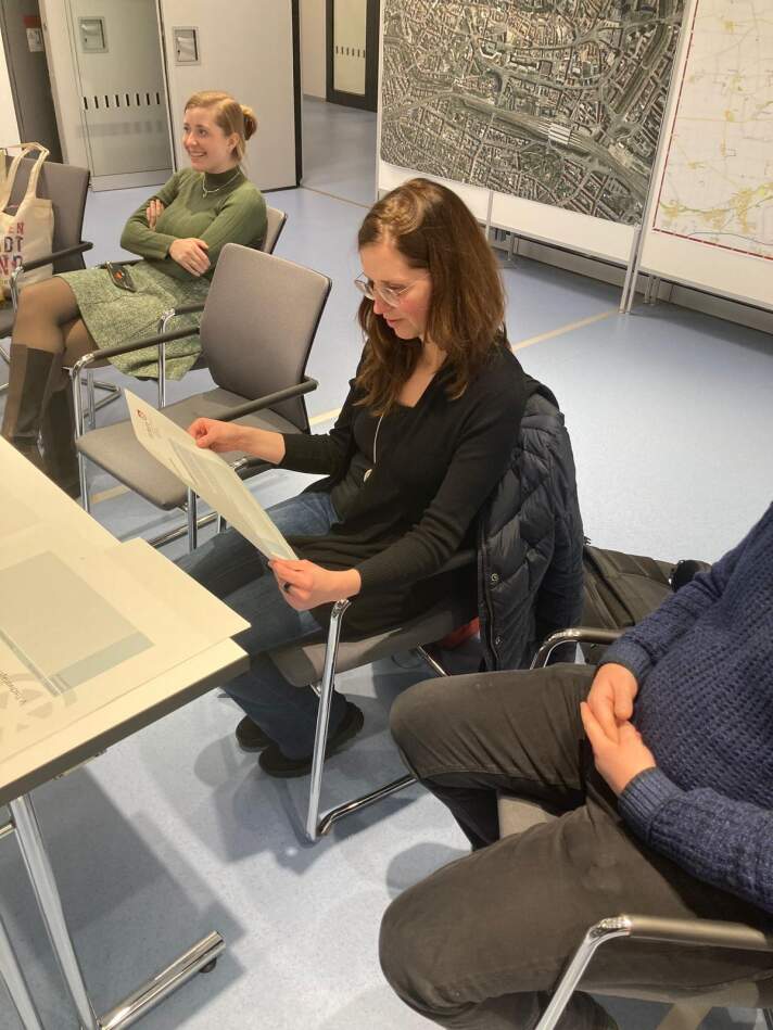 Teilnehmerin betrachtet Unterlagen.