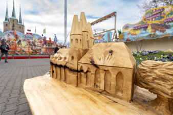 Domplatzbeet Holzmöbel mit Dom St. Marien Holzskulptur