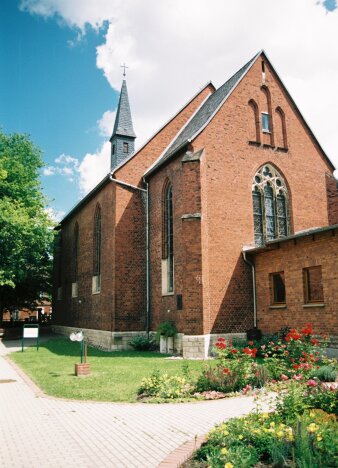 Foto: St. Josef-Kirche in Erfurt © Stadtverwaltung Erfurt Backsteinkirche, im Vordergrund grüne Anlage.