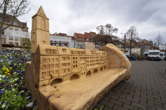 Domplatzbeet 2024 Holzsitzmöbel Krämerbrücke.