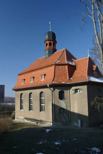 Foto: Evangelische St. Lukas-Kirche (Lukaskirche) im Kirchspiel Südost © Stadtverwaltung Erfurt / R. Lemitz Kleine Kirche unter blauem Himmel