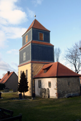 Kirche unter blauem Himmel.