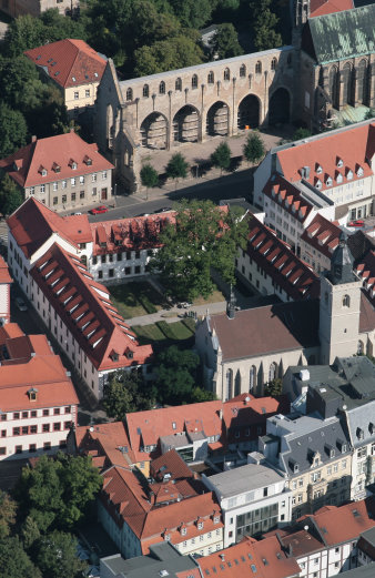 Foto: Wigbertihof © Stadtverwaltung Erfurt Gebäudekomplex mit Kirche.