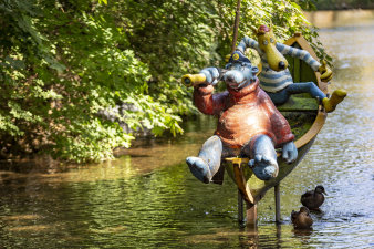 Zwei Figuren in einem Boot