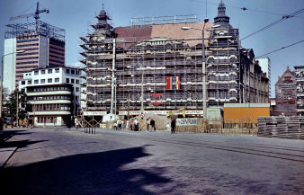 Foto: In der Zeit der Angerrekonstruktion (1976-78) wurde auch die Fassade des Kaufhauses renoviert. Schilder verkündeten "Centrum – Wir haben geöffnet" © Stadtmuseum Erfurt Straßenzug mit Baustelle im Hintergrund.