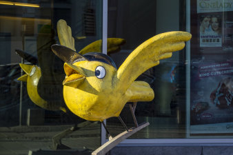 Figur eines gelben Vogels