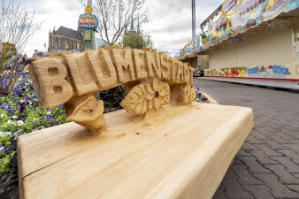 Domplatzbeet Holzmöbel mit Holzschriftzug Blumenstadt