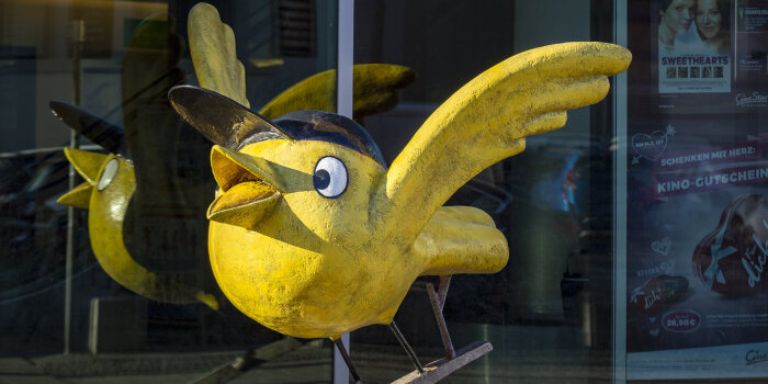 Figur eines gelben Vogels