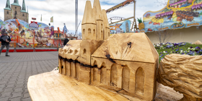 Domplatzbeet Holzmöbel mit Dom St. Marien Holzskulptur