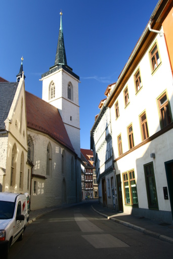 Straßenzug mit Blick auf eine Kirche.