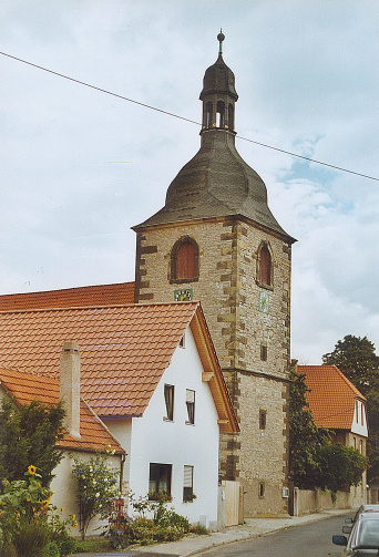 Farbaufnahme einer Dorfkirche.