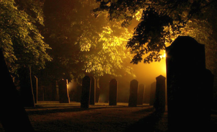 "Rund um die Leiche. Von Leichenwache, Leichenraub und Leichenfett" - Dr. Anja Kretschmer stellt das Brauchtum und den Umgang mit dem Tod unserer Ahnen vor Nächtliche Friedhofssituation