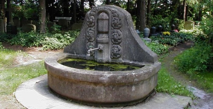 Foto: Brunnen auf Friedhof © Stadtverwaltung Erfurt Steinbrunnen