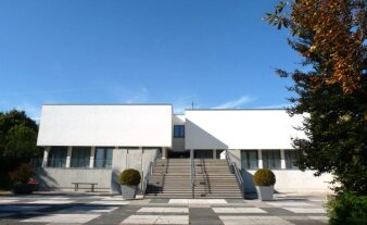 Foto: Öffentliche Toilette: Trauerhalle im Friedhof © Stadtverwaltung Erfurt Hausfassade