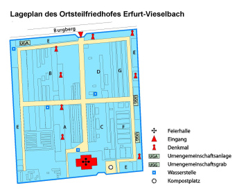 Lageplan des Ortsteilfriedhof mit Angaben zu Grabanlagen, Lage der Trauerhalle, Wasserstellen und Abraumplätzen, sowie zu den Eingängen und Parkplatzhinweis.