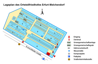 Lageplan des Ortsteilfriedhof mit Angaben zu Grabanlagen, Lage der Trauerhalle, Wasserstellen und Abraumplätzen, sowie zu den Eingängen und Parkplatzhinweis.