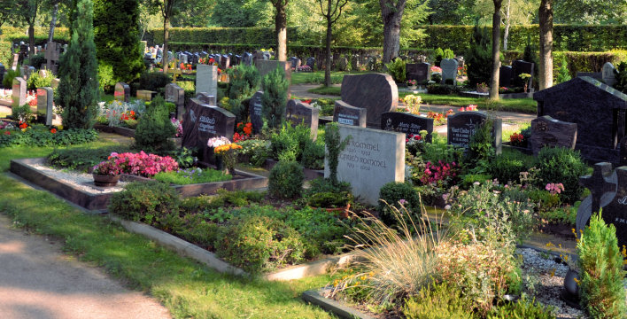 Gepflegte Gräber, umgeben von Grün auf dem Friedhof von Melchendorf