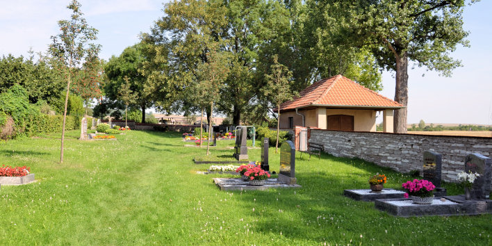 Einige Gräber des Friedhofs in Töttleben