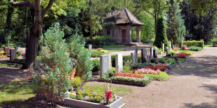 Gräber auf dem Friedhof Möbisburg