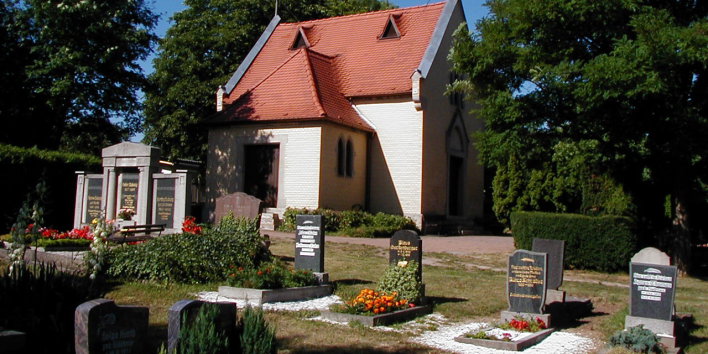 Feierhalle des Friedhofs, Gräber im Vordergrund