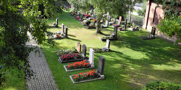 Gräber auf dem Friedhof Ermstedt, die mit Blumen geschmückt sind