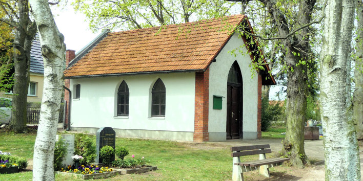 Trauerhalle auf dem Friedhof Schmira