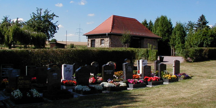 Gepflegte Gräber auf dem Friedhof Hochstedt