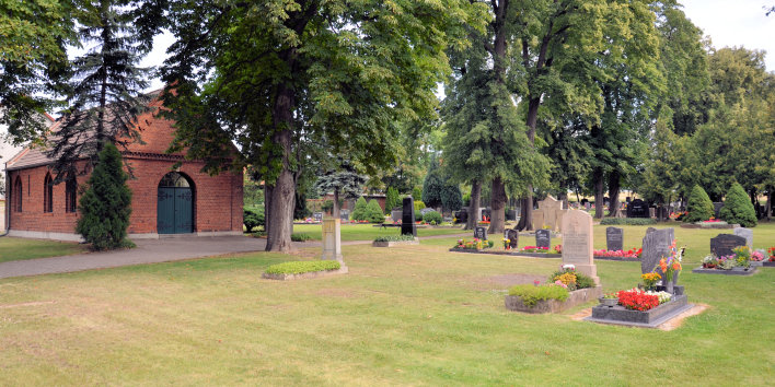 Familiengrabanlage aus früheren Zeiten mit Statue