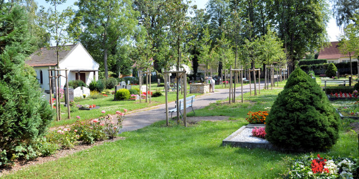 Weg des Friedhofs in Windischholzhausen, Gräber am Wegesrand