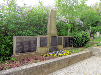 Großes Kriegerdenkmal aus Stein