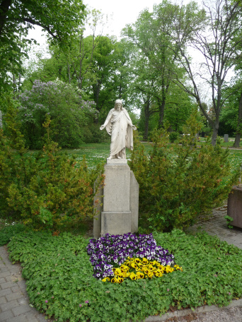 Grabstein in Form einer Jesusstatue