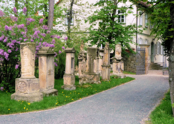 Historische Sandsteingrabmale am Wegesrand