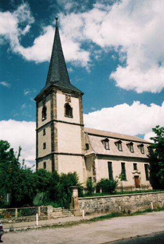 Kirche an einer Straße